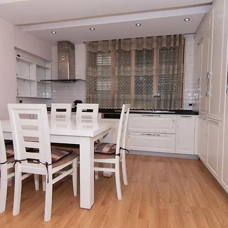 Exclusive * 地拉那