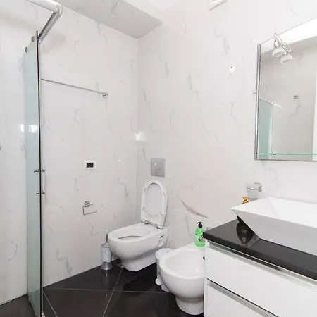 Exclusive * 地拉那